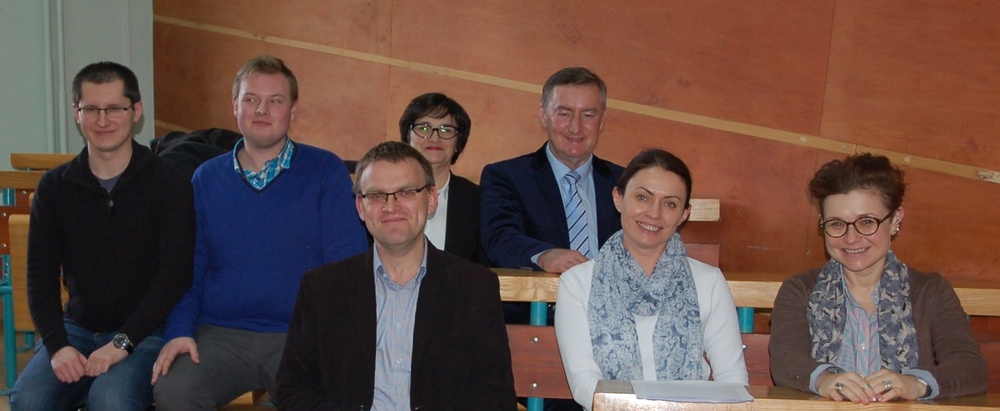 [Na zdjęciu od lewej dr Piotr Pieńkowski, mgr Stanisław Kamykowski, dr hab. Adam Mrozowicki, dr hab. Iwona Taranowicz (obecnie kierownik Zakładu Socjologii Stosowanej i Pracy Socjalnej), dr hab. Zdzisław Zagórski, prof. nadzw. UWr (profesor emerytowany), dr Irena Wolska-Zogata (obecnie: Zakład Socjologii Sfery Publicznej), dr Olga Nowaczyk. Na zdjęciu nieobecni są: dr hab. Zdzisław Morawski, prof. nadzw. UWr (profesor emerytowany), dr Mateusz Karolak, dr Agata Krasowska oraz dr Jacek Burski]