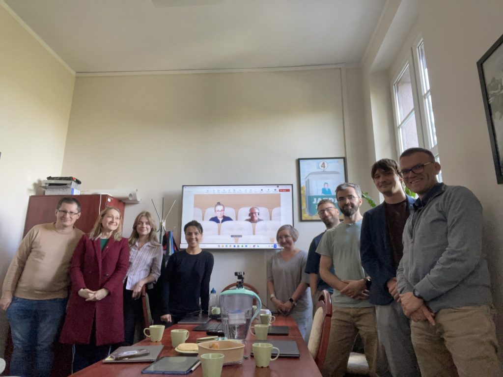 Zebranie zakładu 24.09.25: dr Piotr Pieńkowski, mgr Olga Gitkiewicz, mgr Małgorzata Damek, Andreea-Cătălina Codiță (gościnnie), dr Olga Nowaczyk (online), dr Bartłomiej Grafik (online), dr Agata Krasowska, dr Jacek Burski, dr Mateusz Karolak, dr Szymon Pilch, dr hab. Adam Mrozowicki, prof. UWr (kierownik).