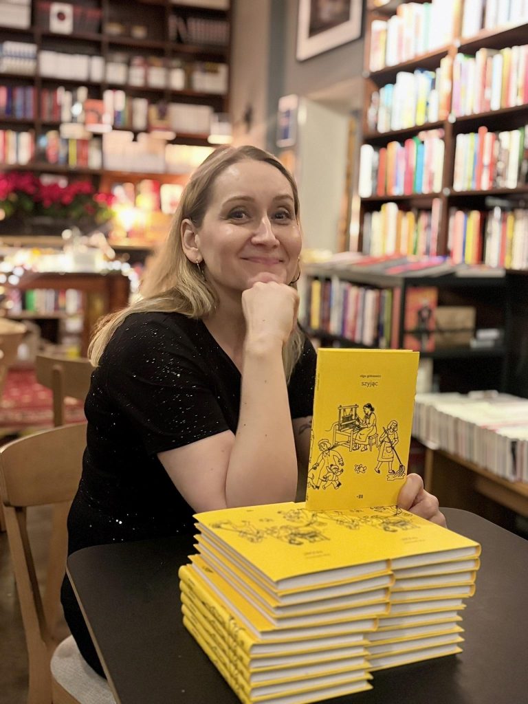 Olga Gitkiewicz szyjąc